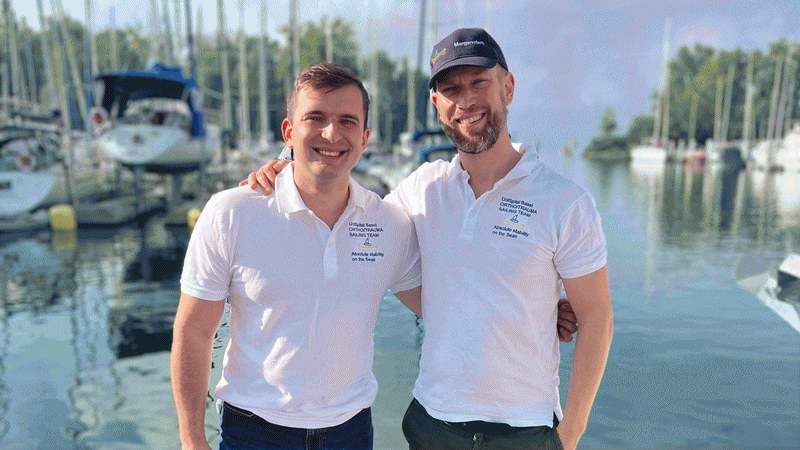 Василь Маховський (зліва) та його куратор Маріо Моргенштерн під час парусних перегонів.